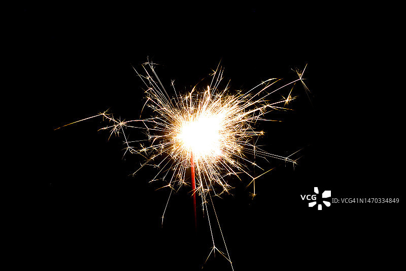 特写：保加利亚的烟花棒，黑色背景图片素材