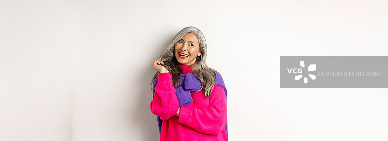 情人节概念美丽的亚洲老年妇女在笑图片素材