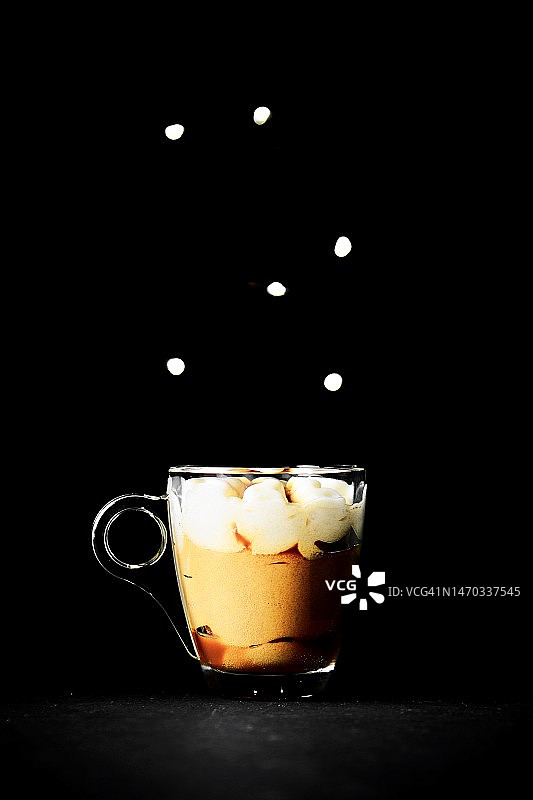 黑色背景下的咖啡特写，意大利图片素材