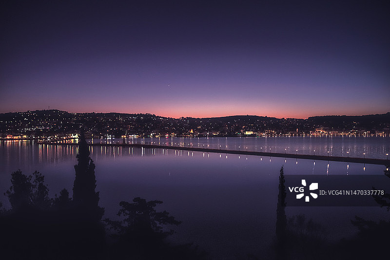 希腊夜间湖泊的迷人景色图片素材