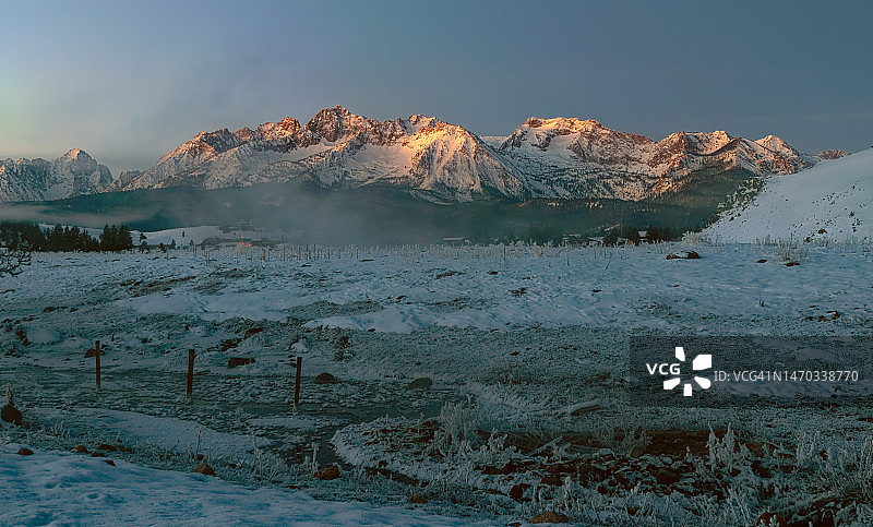 美国爱达荷州锯齿山脉雪山美景图片素材