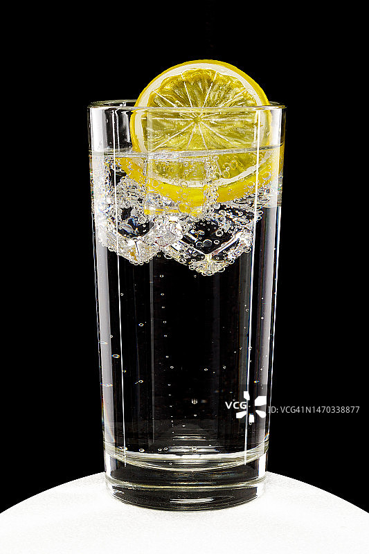 黑色背景下的柠檬冰镇气泡矿泉水图片素材