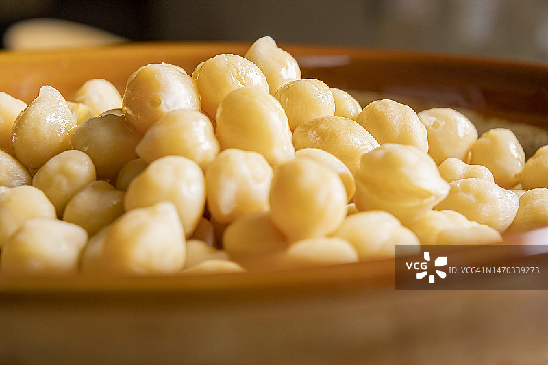 棕色碗里的煮鹰嘴豆，素食概念图片素材