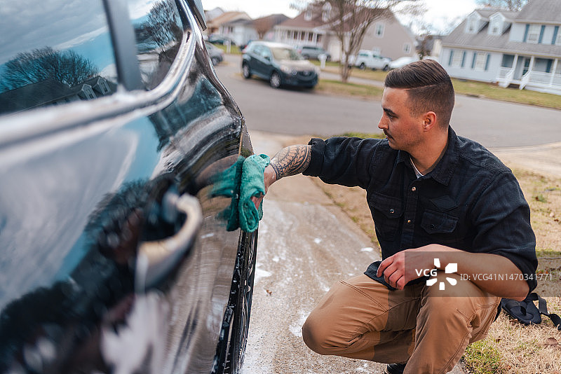 汽车细节：用超细纤维毛巾清洗汽车图片素材