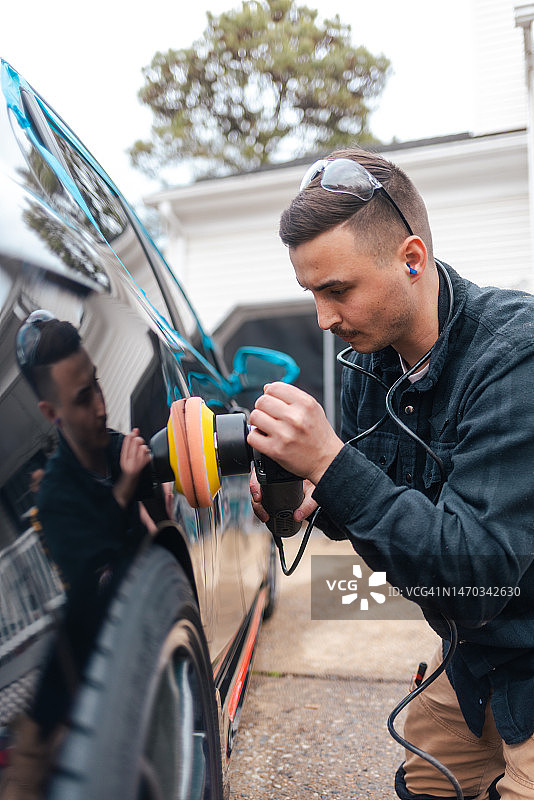 汽车细节：用抛光机抛光黑色汽车去除划痕图片素材