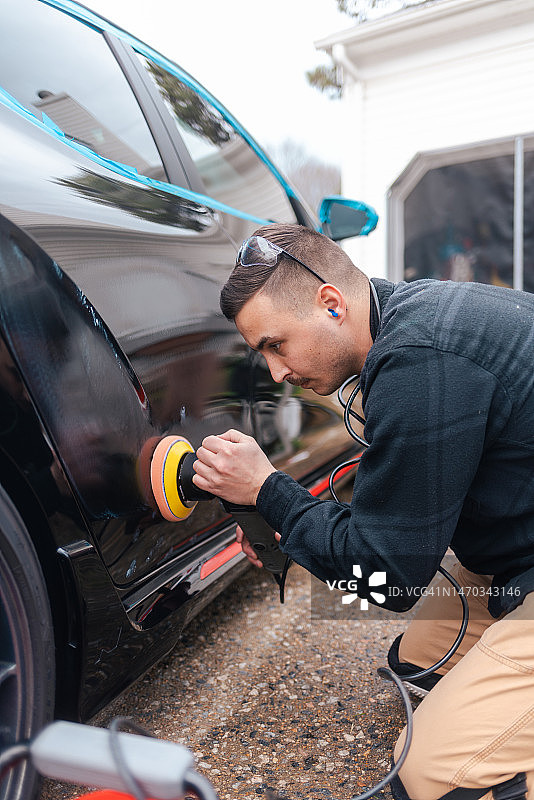 汽车细节：用抛光机抛光黑色汽车去除划痕图片素材