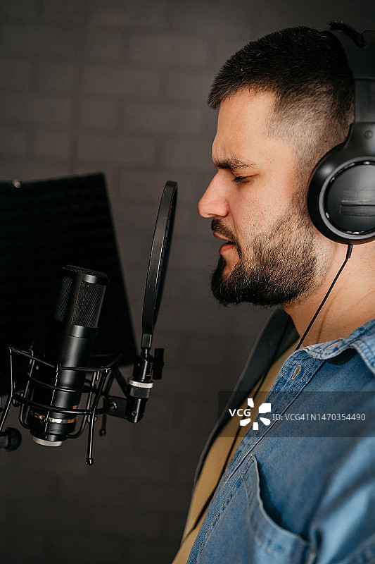 年轻男人录制歌曲图片素材