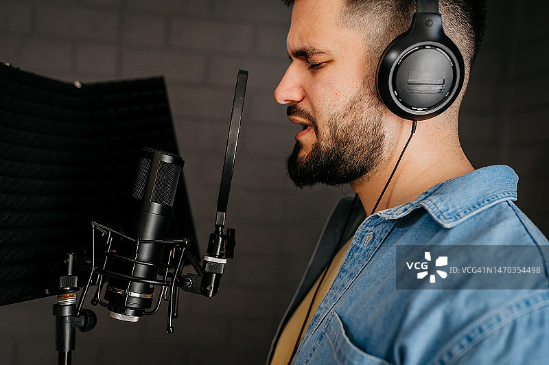 年轻男人录制歌曲图片素材