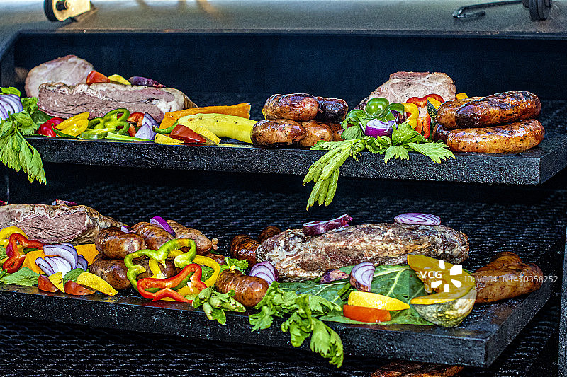 阿根廷烤肉：烤肉和蔬菜图片素材
