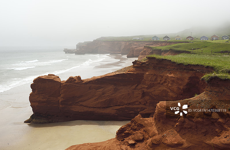 马格达伦群岛Havre-aux-maisons雾气笼罩的海岸线图片素材