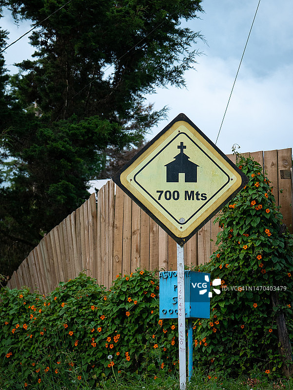 指示小镇教堂距离700公里的黄色标志图片素材