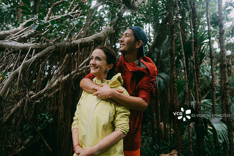 丈夫在森林里从背后拥抱妻子图片素材