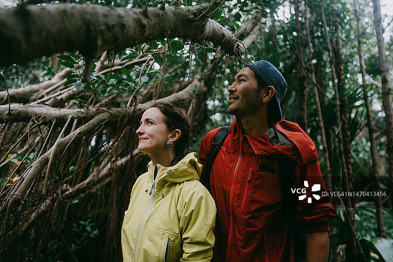在热带雨林中的情侣图片素材
