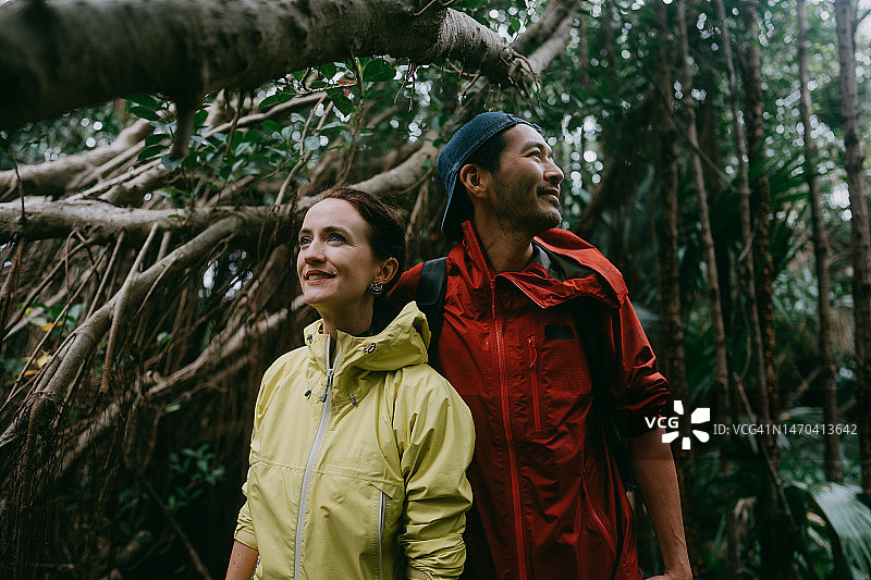在热带雨林中的情侣图片素材
