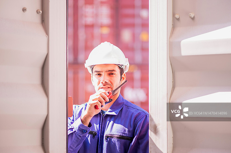 工程师堆叠的集装箱图片素材