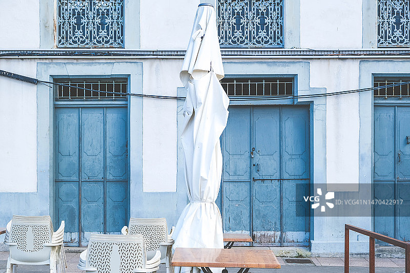 老建筑旁的咖啡厅露台图片素材