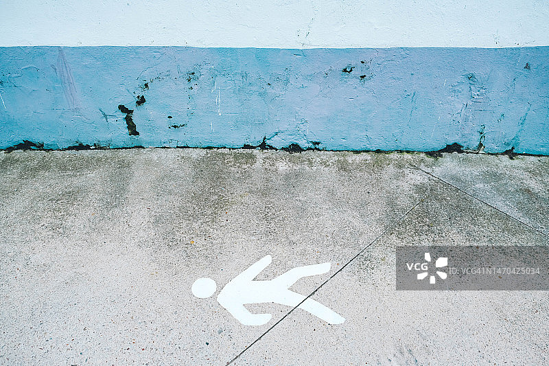 地面上的步道指示牌图片素材