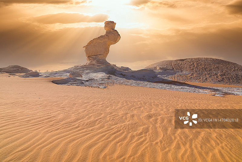 日落时分的白色沙漠岩层，埃及，撒哈拉沙漠图片素材
