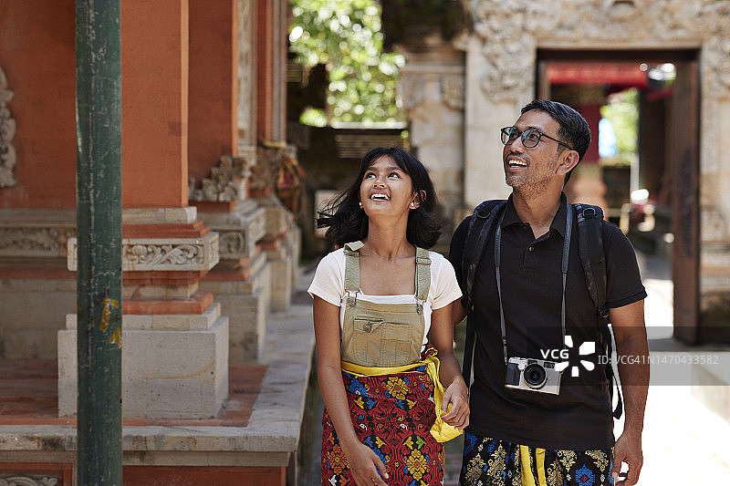 父女在假期期间探索寺庙图片素材