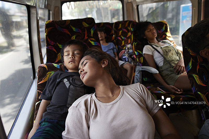 在面包车里放松的女人和儿子图片素材