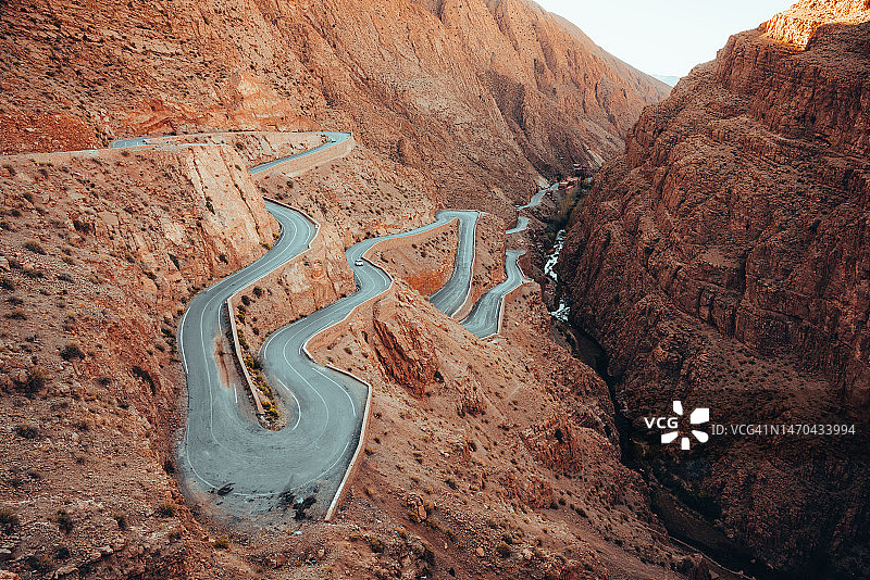 摩洛哥达德斯峡谷的蜿蜒道路图片素材