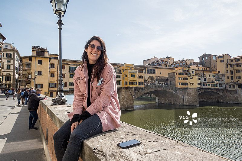 在意大利佛罗伦萨维琪奥桥旁摆姿势的女人图片素材