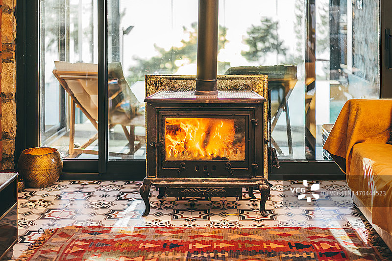 带壁炉和摩洛哥地毯的豪华山间别墅客房图片素材