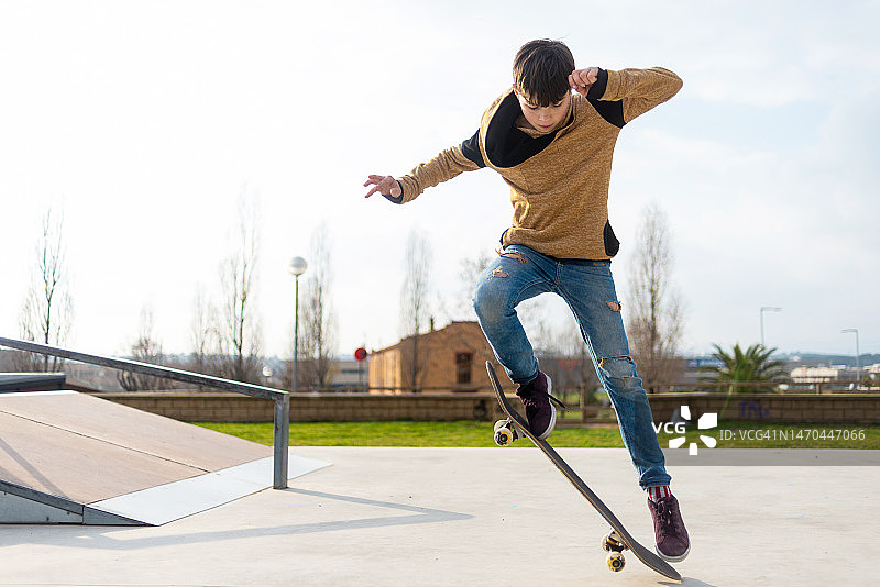 小男孩在滑板公园玩滑板图片素材