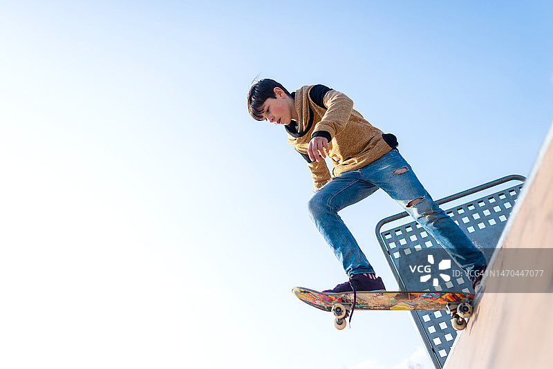 小男孩在滑板公园玩滑板图片素材