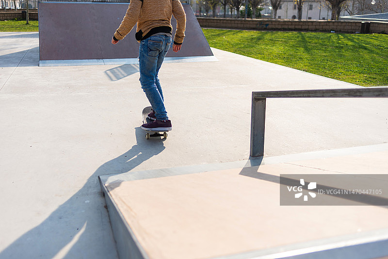 小男孩在滑板公园玩滑板图片素材