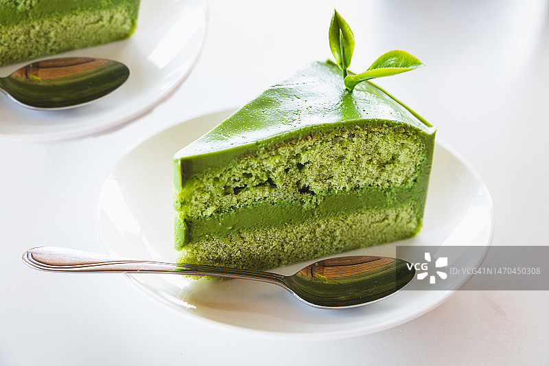 抹茶蛋糕在桌上图片素材