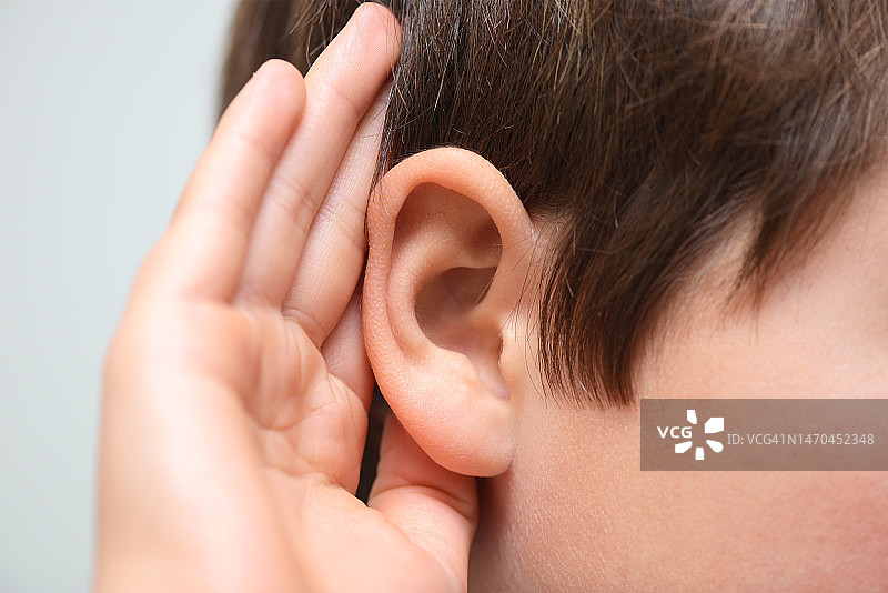 拿着耳朵特写图片素材