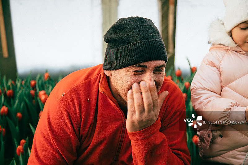 农民和女儿在温室里的生活图片素材