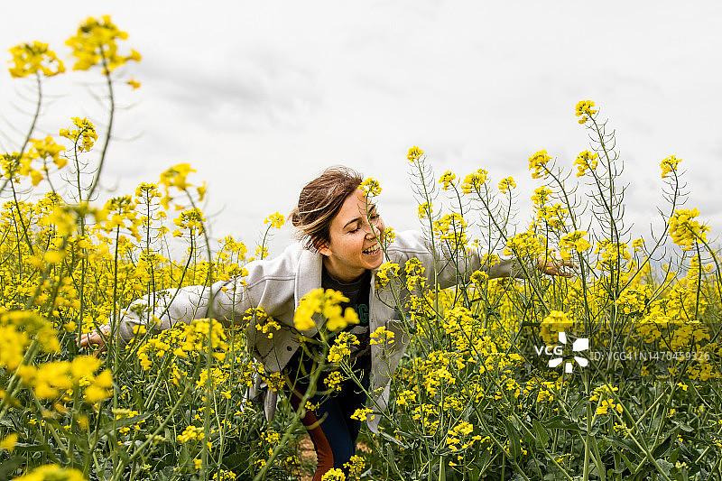 鲜花中的喜悦图片素材