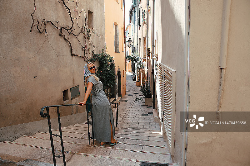 夏季在意大利圣特罗佩古老狭窄的街道上漫步的女游客图片素材