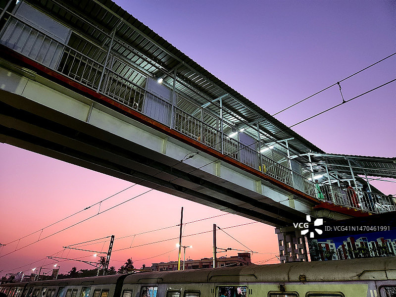 印度郊区火车站的黄昏图片素材