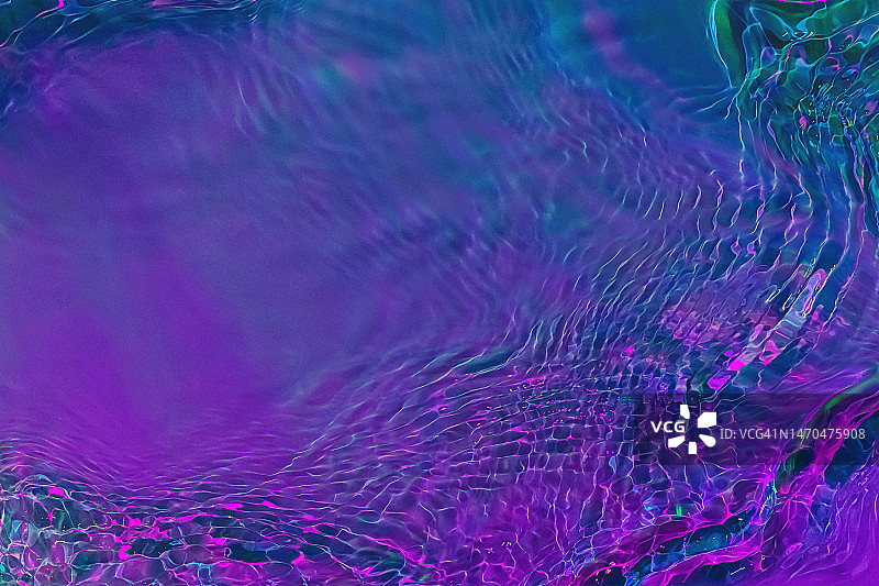 空灵的深色全息紫色、粉色、绿色透明水面波纹纹理图片素材