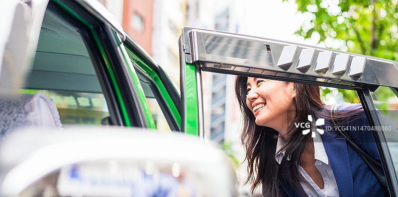 乘客上车前与出租车司机交谈图片素材