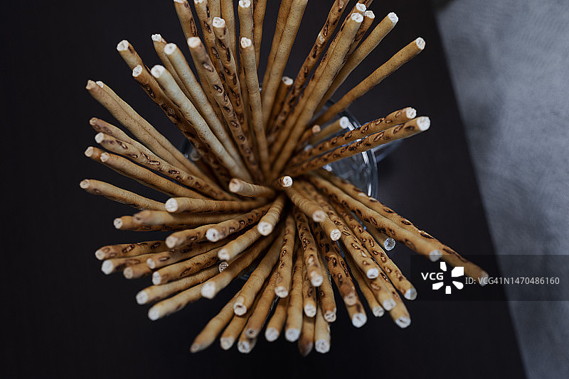 玻璃杯中的饼干棒图片素材
