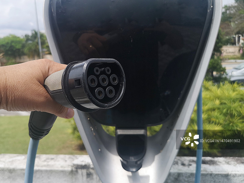 为现代电动汽车充电图片素材