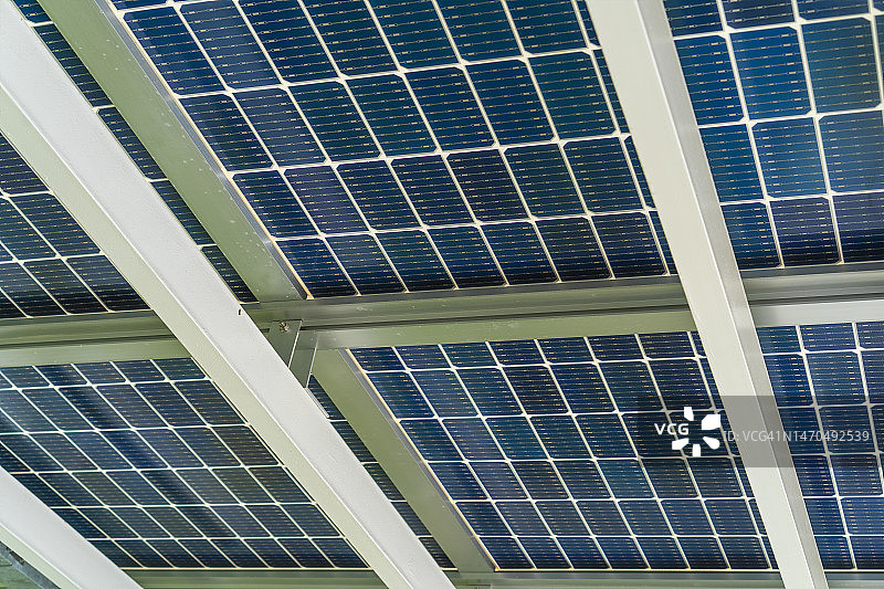 屋顶上的太阳能电池板图片素材