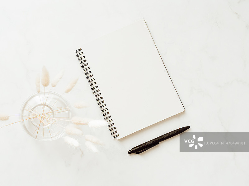 2.5D背景：笔记本空白页、干花、花瓶、眼镜和黑色钢笔图片素材