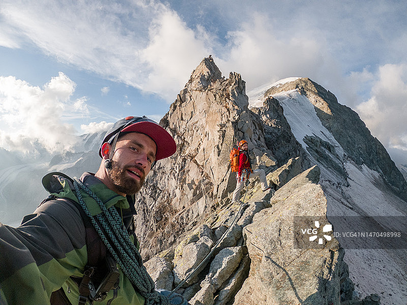 两个朋友在登山时自拍图片素材