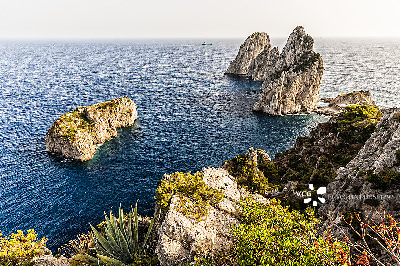 卡普里岛，Monacone礁石和法拉廖尼海蚀柱图片素材