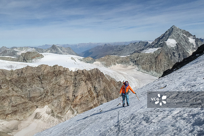 在雪地上攀登的登山者图片素材