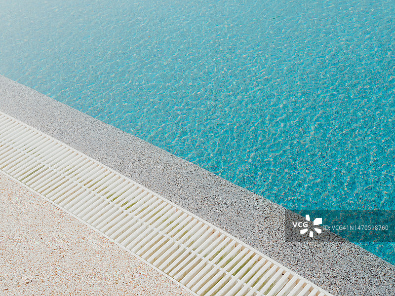 清澈蓝水的泳池边景色图片素材