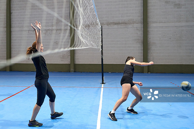 妇女参加排球比赛图片素材