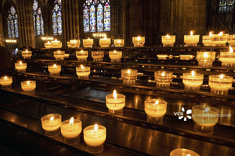 茶蜡烛和彩色玻璃背景特写图片素材