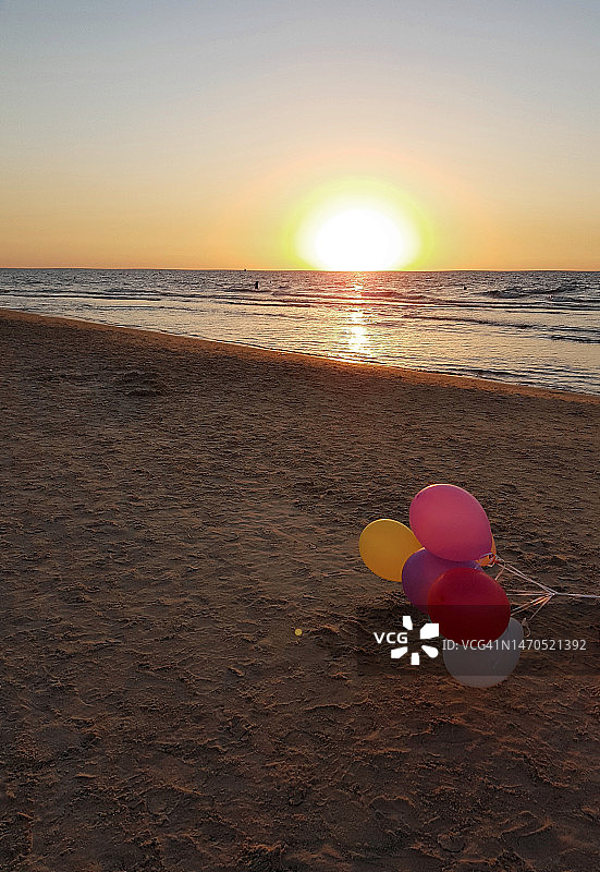 一天结束，海滩派对结束，海滩上的生日气球图片素材