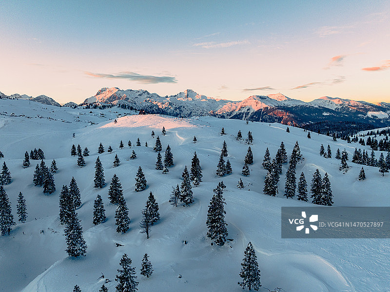 斯洛文尼亚山区寒冷清晨航拍图片素材